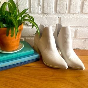 STEVE MADDEN Chaya White Pointed Toe Bootie
